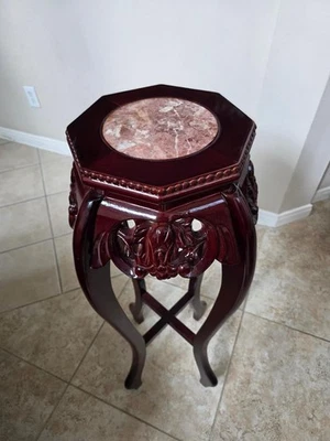 Mesa Pedestal Oriental Madera y Mármol con Elegante Cuerpo Floral Curvo 36.5" Foto 1 de 4