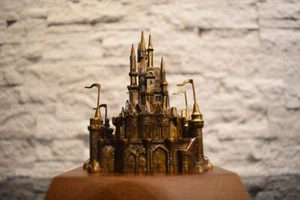 Disney World 15 Años Bronce Sólido Castillo de Cenicienta Premio y Prendedor - NUEVO y COMO NUEVO - Imagen 1 de 7