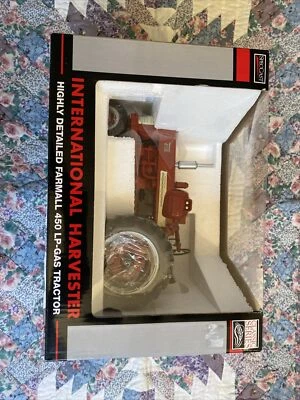 International Harvester Farmall 450 LP-Gas Tractor Die-Cast 1:16 Scale Model - Image 1 of 3