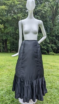 FALDA ENAGUA VICTORIANA NEGRA ALGODÓN PULIDO CON VOLANTES INFERIORES VOLANTES Y ETIQUETA Foto 1 de 4