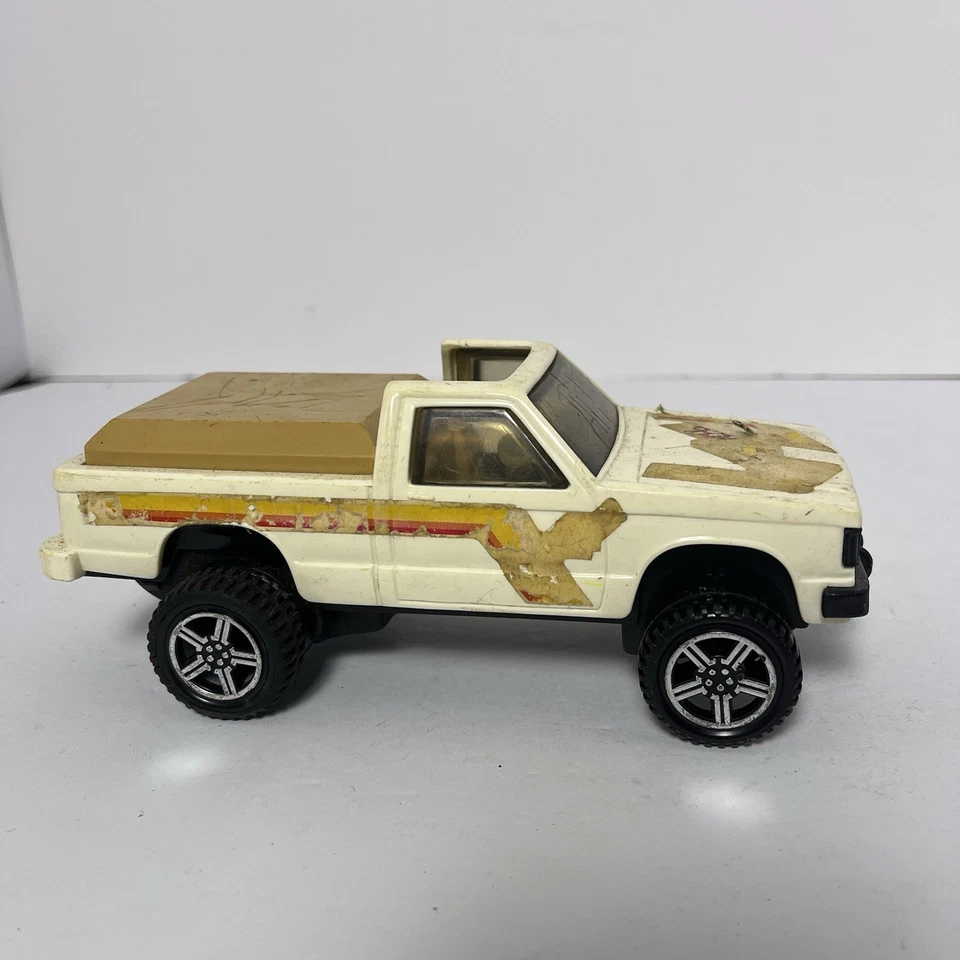 Hot Wheels Action Vehicles Chevy 4 Gears 4 On the Floor Pick-Up Truck 1982 - Image 1 of 4
