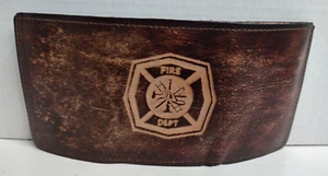 Braune Leder-Geldbörse mit Dreifachfaltung Feuerwehrmann - Feuerwehrlogo handgefertigt - Bild 1 von 3
