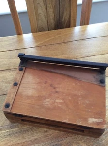 Vintage kleines Papierbild aus Holz Guillotine von Merrets - Bild 1 von 12