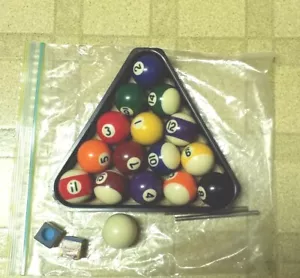 Miniatur-Poolkugeln mit Gestell, Queue-Sticks und Kreidewürfeln - Bild 1 von 4