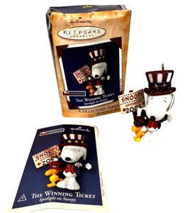 Hallmark Keepsake Ornament 2004 "THE WINNING TICKET" Spotlight Snoopy Serie #7 - Bild 1 von 5