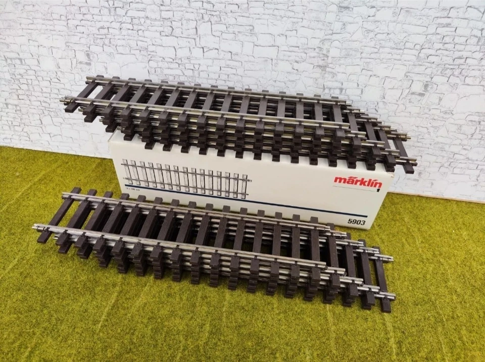 10 Märklin 5903 Track 1 Tracks/Rails 300 mm Excellent Condition Hardly Played With Original Packaging  - Image 1 of 3