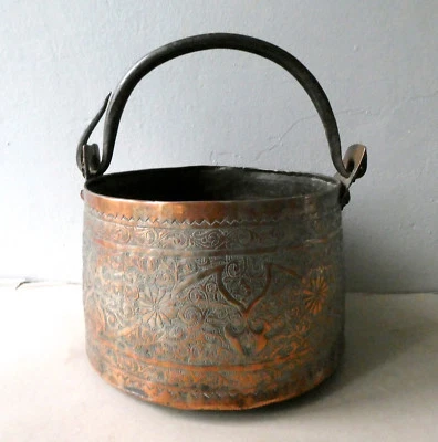 chaudron en cuivre embouti à décor d'arabesques orientales, XIX, Afrique du Nord - Photo 1/4