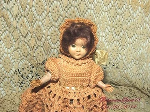 DE COLECCIÓN DÉCADA DE 1950 VESTIDO DE GANCHILLO ROSA A MANO GORRO OJOS SOMNOLIENTOS MUÑECA DE PELO MOHAIRE - Imagen 1 de 7