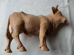 Stier Zirbelholz 9 cm hoch linke Ohr fehlt natur - Bild 1 von 3