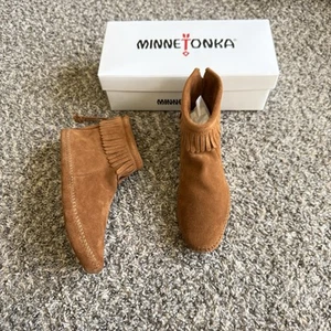 Minnetonka Moccasin Back Zip Soft Sole Boot Fringed Camel Brown Shoe Women 7 NEW - Picture 1 of 7
