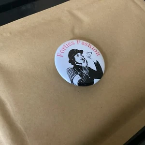 Forties Fashion Vintage Badge - Picture 1 of 3