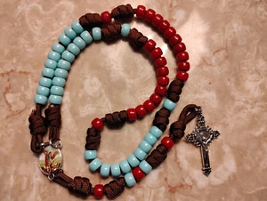 Lote de bolsas de tarjetas crucifijo medalla azul rojo marrón cuentas rosario San Miguel Paracord - Imagen 1 de 7