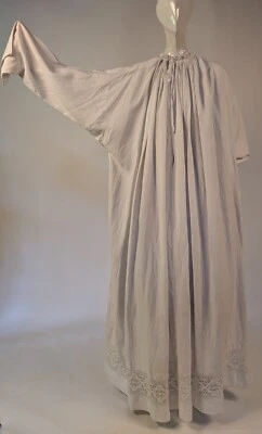 BATA VICTORIANA SACERDOTE/SACERDOTISA DE LINO BLANCO DE GRAN TAMAÑO DEL SIGLO XIX CON INSERCIÓN DE ENCAJE Foto 1 de 4