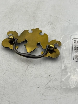 Tirador de fianzas de latón antiguo de 2-1/2 pulgadas Hickory Hardware Manor House Foto 1 de 3