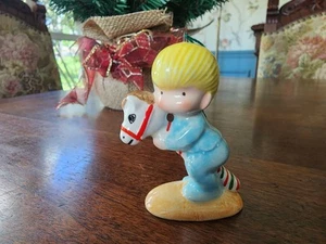 Joan Walsh Anglund 1979 niño con hobby caballo cerámica adorno de Navidad Japón - Imagen 1 de 5