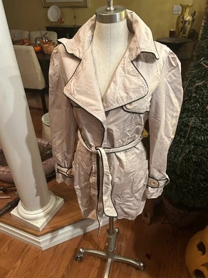 Chaqueta ligera beige Wet Seal con corbata/cinturón y ribete negro. XL Foto 1 de 4