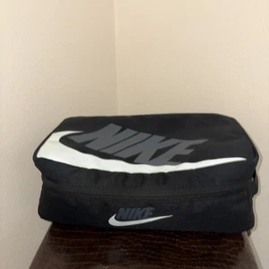 Nike Sportswear Unisex Schuhkarton Tasche schwarz/weiß - Bild 1 von 20