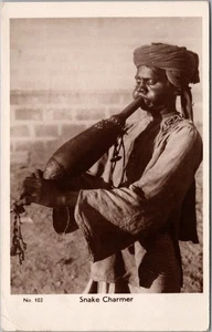 1952 Calcuta, India RPPC Foto Postal "Encantador de Serpientes" Mensaje sobre Ike - Imagen 1 de 2