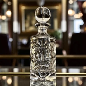 Decantador cuadrado de cristal de plomo de toalla vintage con tapón de 10" de alto - Imagen 1 de 10