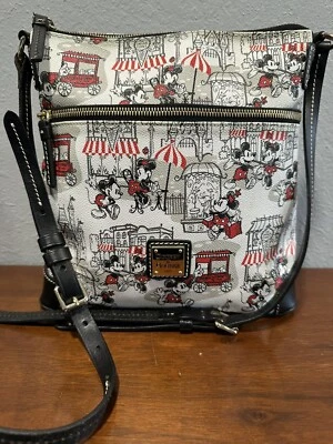 Cartera Bandolera Dooney Bourke Disney Mickey & Minnie Downtown Roja Letra Foto 1 de 4