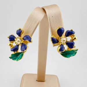 Pendientes de flores moradas para orejas perforadas. Tono dorado - Imagen 1 de 7