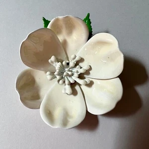 Vintage Cottagecore Style Cream Enamel Off White Flower Costume Estate Brooch - Picture 1 of 8