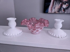 Fenton Cranberry Opaleszent Glas Münzpunkt & Paar Hobnail Kerzenhalter - Bild 1 von 9