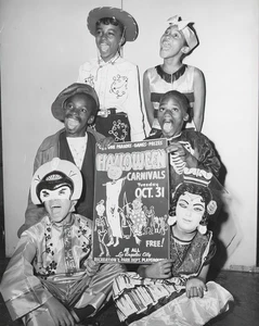 1950 niños afroamericanos posando en disfraces de Halloween 8 x 10 fotografía - Imagen 1 de 1