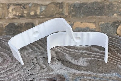 Lote de 2 clips de bandas de canalón de lluvia con bajante de vinilo AMERIMAX 3"x4” blancos 39-029 Foto 1 de 4