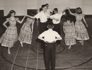 Años 50 Niños Niñas Danza Folclórica Gimnasio Vestido Tradicional Grupo Performance - Imagen 1 de 3