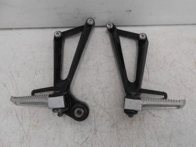 22 23 24 2022 Yamaha YZFR3 R3 MT-03 OEM Clavijas de pasajero derecho izquierdo pernos hardware Foto 1 de 4