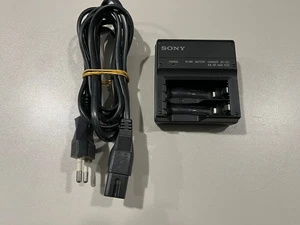 Sony BC-CS1 Ladegerät AA (NiMH)|AAA (NiMH) Battery Charger Power Adaptor - Bild 1 von 2