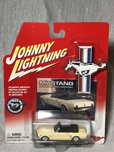 Johnny Lightning R4 40th Anniversary 1965 Ford Mustang Cabrio #13 - Bild 1 von 4