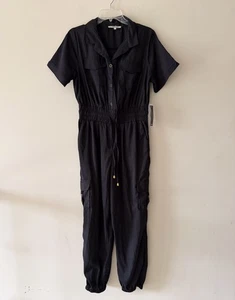 Elegante Mono Negro Manga Corta Botón Frontal y Cordón Cintura  - Imagen 1 de 13