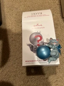 Hallmark 19 schelmisches Kätzchen Mystery Ornament GEÖFFNET - blau neu kostenloser Versand - Bild 1 von 1