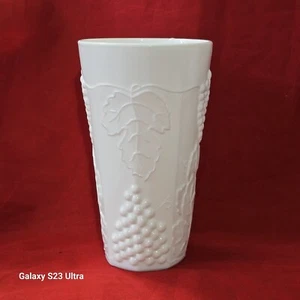 1950's Milk Glass Colony Harvest 3-D Grapes 12 oz White Water Tumbler Vase Decor - Bild 1 von 6
