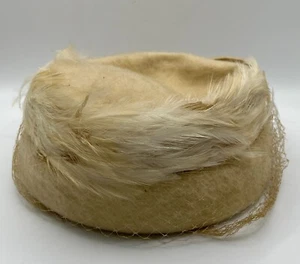 Vintage Retro Ivory 1960's UNION MADE Woman's Pill Box Hat - Feathers - Netting - Picture 1 of 8
