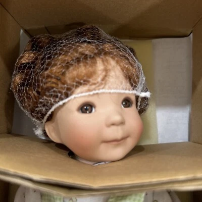 Фарфоровая кукла Ashton Drake «A Holly Hobbie Spring» 2003 - Изображение 1 из 4