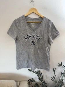 Camiseta para mujer Fanatics New York Yankees con cuello en V, gris talla L, nueva sin etiquetas - Imagen 1 de 4