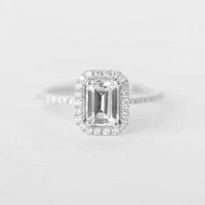 Anillo de compromiso solitario Halo CZ corte esmeralda de 1,75 quilates acabado en oro blanco de 14 K - Imagen 1 de 4