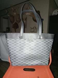 Klassische Michael Kors Tasche schwarz mit dem kultigen MK all over it. - Bild 1 von 10