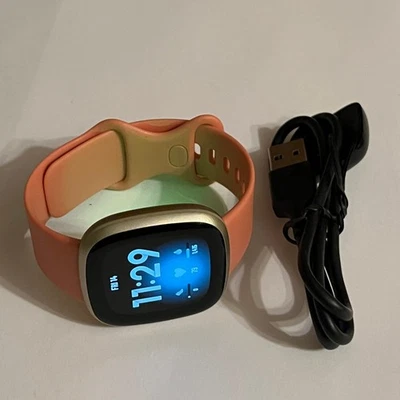 Reloj inteligente Fitbit Versa 3 GPS con monitor de ritmo cardíaco FB511 - dorado suave Foto 1 de 4