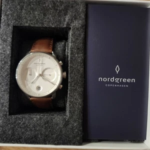 Nuevo Reloj Cronógrafo Nordgreen Pioneer 42mm Hombre Pistola Escandinava Metal y Blanco - Imagen 1 de 11