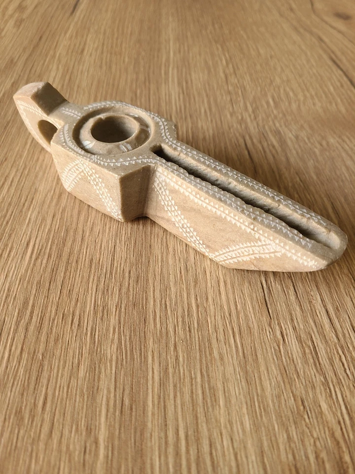 Ancienne lampe à huile à canal en pierre. - Photo 1/4