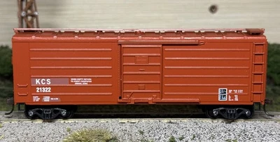 HO - Roundhouse 01006 Kansas City Southern 40' Horizontal Ribbed Boxcar KCS21322 - Image 1 of 2