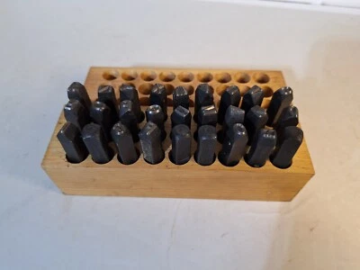 Punzones para letras Brookstone de acero Foto 1 de 4