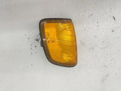 Mercedes-Benz E300D 1995 luz de esquina intermitente del lado del pasajero delantero derecho OEM Foto 1 de 2