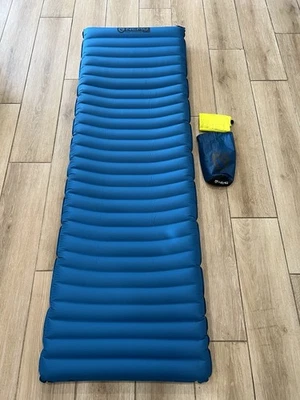 Almohadilla para dormir ligera aislada con cuerpo 3D Nemo Quasar larga ancha 25 x 76" Foto 1 de 4