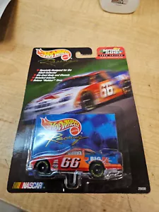 1999 Hot Wheels Darrell Waltrip Kmart Big K Route 66 Ford Taurus #66 NASCAR - Picture 1 of 3