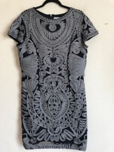 Nuevo con etiquetas Vestido Soutache Malla Colecciones JS Gris y Azul Marino Talla 16 - Imagen 1 de 1